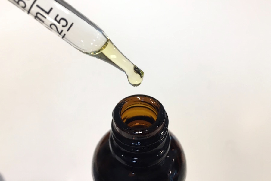 プレミアムヘンプオイルの入ったスポイト.1