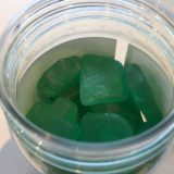 +weed プラスウィード CBDグミ 容器の蓋を開けた写真