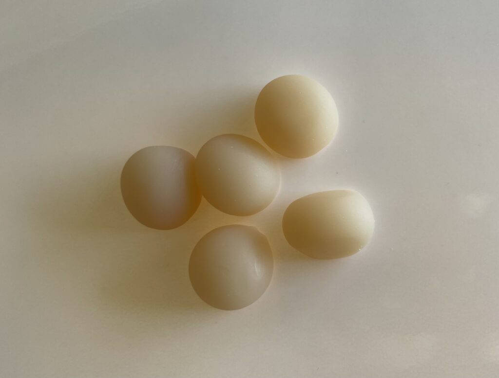 CBN150mgグミをカットして用量を調整している様子