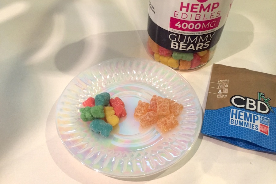 皿に乗せた、Gummy BearsとCBDfx社のCBD配合グミ