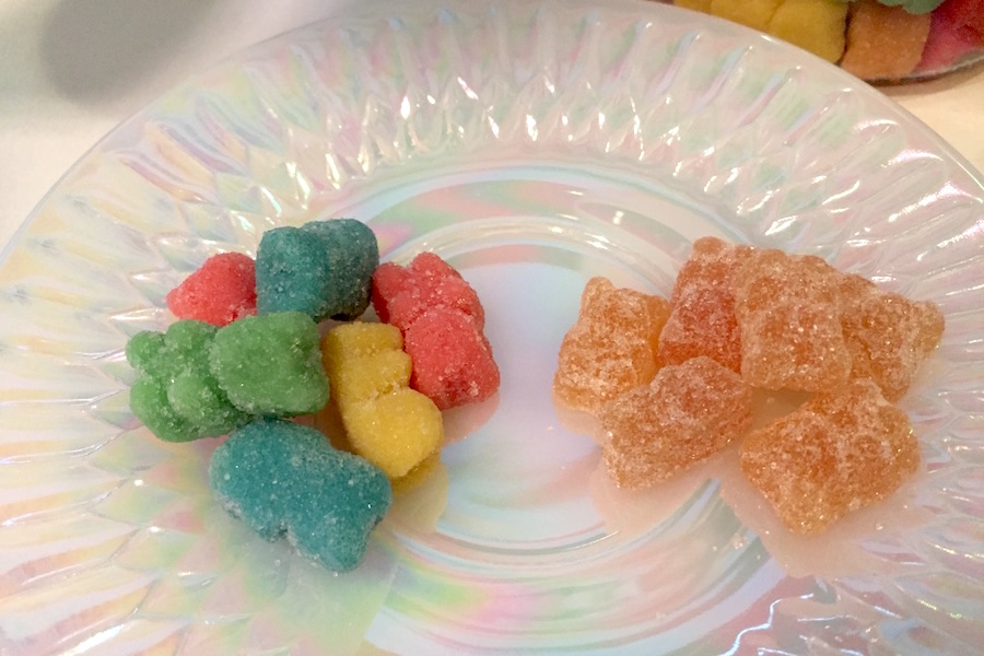 皿に乗せた、Gummy BearsとCBDfx社のCBD配合グミのアップ写真1