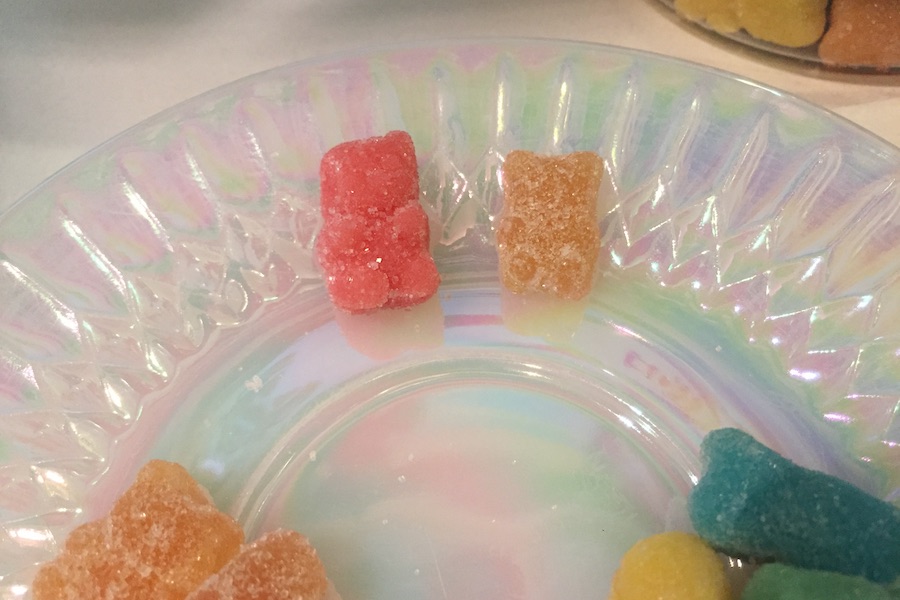 皿に乗せた、Gummy BearsとCBDfx社のCBD配合グミのアップ写真2