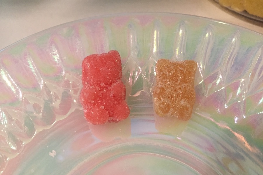 皿に乗せた、Gummy BearsとCBDfx社のCBD配合グミのアップ写真3
